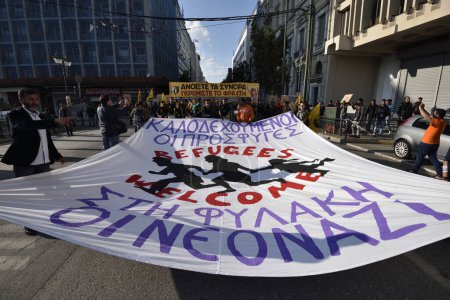 Foto de GRECIA, Atenas: Migrantes marchan frente al Parlamento griego con pancartas y consignas que gritan marzo 19, 2016 en Atenas. - Imagen libre de derechos