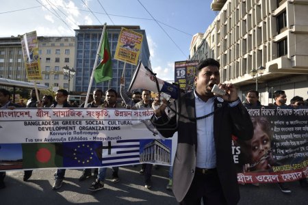 Téléchargez les photos : GRÈCE, Athènes : Des migrants défilent devant le Parlement grec tenant des banderoles et criant des slogans 19 mars 2016 à Athènes. - en image libre de droit