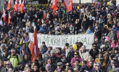 Téléchargez les photos : AUTRICHE, Vienne : Des milliers de personnes défilent avec des banderoles et des drapeaux le 19 mars 2016 en Autriche. - en image libre de droit