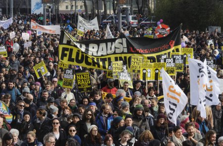 Téléchargez les photos : AUTRICHE, Vienne : Des milliers de personnes défilent avec des banderoles et des drapeaux le 19 mars 2016 en Autriche. - en image libre de droit