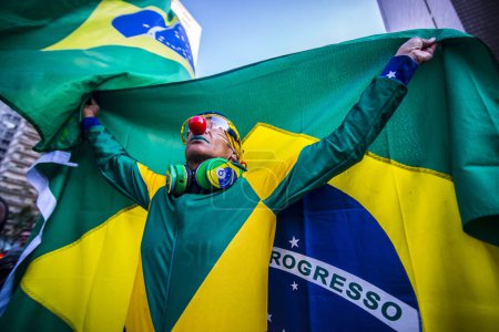 Foto de BRASIL, Sao Paulo: Un manifestante sostiene un globo que representa a la presidenta Dilma Rousseff mientras miles de manifestantes se manifiestan contra el expresidente brasileño Luiz Ignacio Lula da Silva en Sao Paulo, el 20 de marzo de 2016. - Imagen libre de derechos