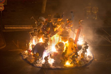 Foto de ESPAÑA, Valencia: Ninots arden en la última noche del Festival de las Fallas en Valencia el 19 de marzo de 2016 - Imagen libre de derechos