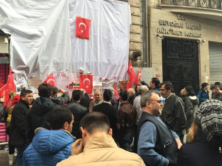 Foto de TURKEY, Istanbul: Site of a blast on Istiklal Street, a major shopping and tourist district, in central Istanbul on March 20, 2016 - Imagen libre de derechos