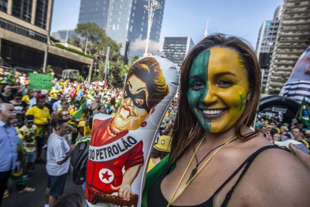 Foto de BRASIL, Sao Paulo: Un manifestante sostiene un globo que representa a la presidenta Dilma Rousseff mientras miles de manifestantes se manifiestan contra el expresidente brasileño Luiz Ignacio Lula da Silva en Sao Paulo, el 20 de marzo de 2016. - Imagen libre de derechos