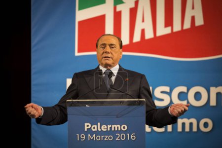 Téléchargez les photos : ITALIE, Palerme : L'ancien Premier ministre italien Silvio Berlusconi salue ses partisans lors d'une réunion de son parti Forza Italia, à Palerme, en Sicile, le 19 mars 2016. - en image libre de droit