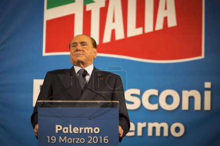 Téléchargez les photos : ITALIE, Palerme : L'ancien Premier ministre italien Silvio Berlusconi salue ses partisans lors d'une réunion de son parti Forza Italia, à Palerme, en Sicile, le 19 mars 2016. - en image libre de droit