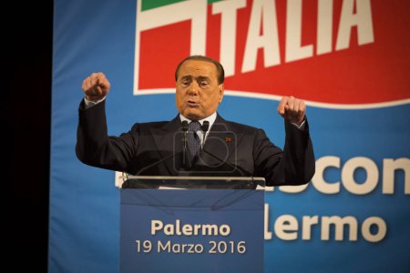 Foto de ITALIA, Palermo: El ex primer ministro italiano Silvio Berlusconi saluda a sus partidarios durante una reunión de su partido Forza Italia, en Palermo, Sicilia, el 19 de marzo de 2016. - Imagen libre de derechos