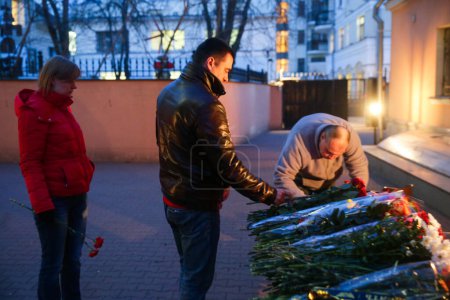 Foto de Homenaje a las víctimas del accidente de Boeing-737-800 en la oficina de representación de Moscú de la ciudad de Rostov-on-Don, el 20 de marzo de 2016 - Imagen libre de derechos
