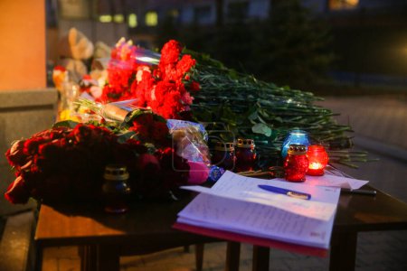 Téléchargez les photos : RUSSIA, Moscow: People bring flowers to the Moscow representative office of Rostov-on-Don city, on March 20, 2016 where passenger plane Boeing-737-800 crashed at landing. - en image libre de droit