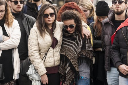 Téléchargez les photos : ESPAGNE, Madrid : les étudiants Erasmus de Madrid et les résidents de la capitale se réunissent le 21 mars 2016 sur la place Plaza Puerta del Sol pour rendre hommage aux 13 victimes tuées dans un accident de bus mortel lors d'un rassemblement organisé par le réseau étudiant Erasmus local - en image libre de droit
