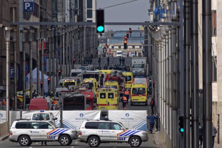 Téléchargez les photos : Des voitures de police sont garées dans la rue de la Belgique - en image libre de droit
