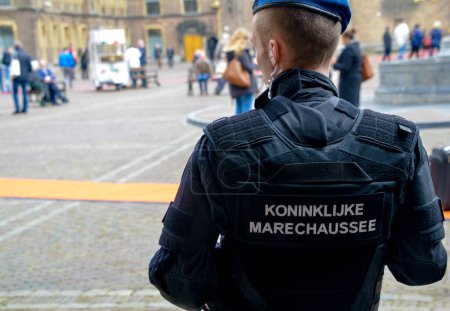 Foto de PAÍSES BAJOS, La Haya: La Real Policía Militar está a la espera de que La Haya, Países Bajos, esté en alerta máxima tras los ataques mortales en Bruselas, Bélgica, el 22 de marzo de 2016 - Imagen libre de derechos