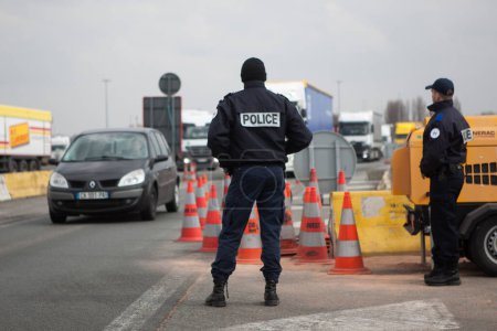 Foto de FRANCIA, Neuville-en-Ferrain: Policías franceses revisan vehículos en la frontera franco-belga, cerca de Neuville-en-Ferrain, norte de Francia, el 22 de marzo de 2016 - Imagen libre de derechos