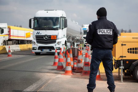 Foto de FRANCIA, Neuville-en-Ferrain: Policías franceses revisan vehículos en la frontera franco-belga, cerca de Neuville-en-Ferrain, norte de Francia, el 22 de marzo de 2016 - Imagen libre de derechos