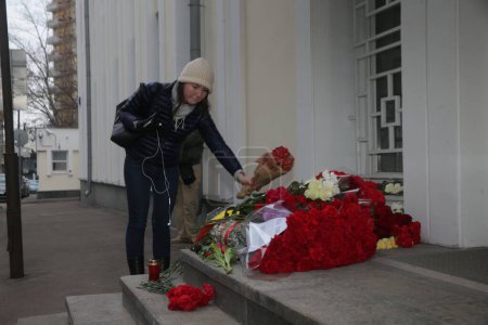 Téléchargez les photos : Rusia, moscow: A makeshift memorial has taken shape at the Belgian Embassy in moscow, rusia following the terror attacks that left at least 30 dead and hundreds injured in Brussels, Belgium on March 22, 2016 - en image libre de droit