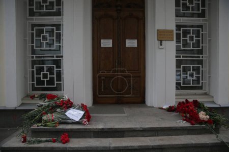 Téléchargez les photos : Rusia, moscow: A makeshift memorial has taken shape at the Belgian Embassy in moscow, rusia following the terror attacks that left at least 30 dead and hundreds injured in Brussels, Belgium on March 22, 2016 - en image libre de droit