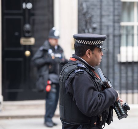 Foto de Reino Unido, Londres: Una mayor presencia policial tuvo lugar en Downing Street durante la reunión de emergencia de COBRA el 22 de marzo de 2016, en Londres. - Imagen libre de derechos