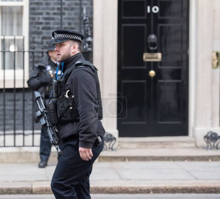 Téléchargez les photos : Royaume-Uni, Londres : Une présence policière accrue a eu lieu à Downing Street lors de la réunion d'urgence de la COBRA le 22 mars 2016, à Londres. - en image libre de droit