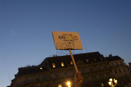 Foto de FRANCE, Paris: A sign in support of Brussels is held up outside City Hall in Paris, France on March 22, 2016, following the terror attacks in Brussels. - Imagen libre de derechos