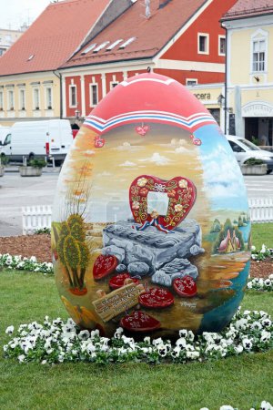 Téléchargez les photos : Grand œuf de Pâques devant la cathédrale, 3, Zagreb, 2016. - en image libre de droit