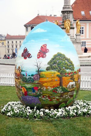 Foto de "Gran huevo de Pascua frente a la Catedral, 2, Zagreb, 2016. - Imagen libre de derechos