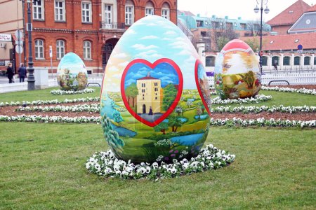 Téléchargez les photos : Big Easter eggs in front of the Cathedral - Zagreb, 2016 - en image libre de droit