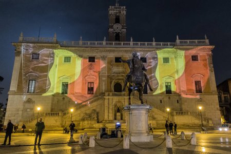 Téléchargez les photos : ITALIE, Rome : Le drapeau belge est projeté sur la colline du Capitole en hommage à Rome, en Italie, après les attentats terroristes qui ont fait au moins 30 morts et des centaines de blessés à Bruxelles, en Belgique, le 22 mars 2016. - en image libre de droit