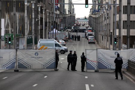 Foto de BRUSELAS, Anderlecht: Miembros de la policía belga registran un piso en Anderlecht el 23 de marzo de 2016, Bélgica. - Imagen libre de derechos