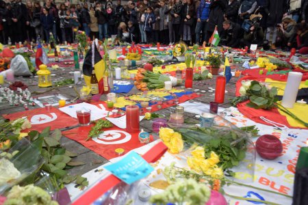 Foto de Bélgica, Bruselas - 22 de marzo de 2016: Miles de personas se reúnen en torno a un memorial improvisado para rendir homenaje y llorar a las víctimas de los atentados con bomba, en la Plaza de la Bourse, en Bruselas, Bélgica - Imagen libre de derechos