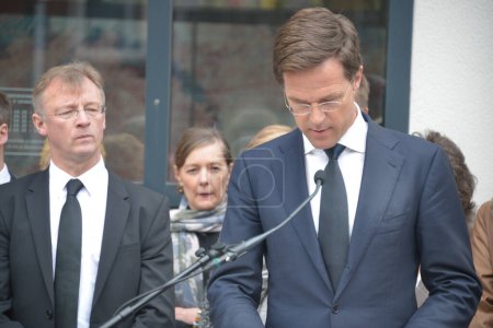 Foto de PAÍSES BAJOS, La Haya: El primer ministro holandés Mark Rutte deposita una corona en la Embajada de Bélgica el 23 de marzo de 2016 - Imagen libre de derechos