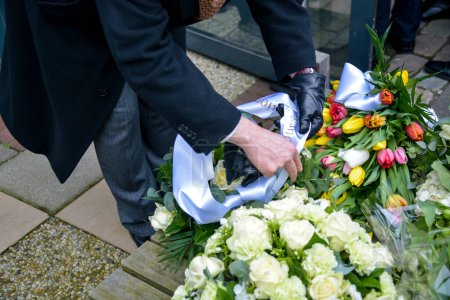 Téléchargez les photos : PAYS-BAS, La Haye : Le Premier ministre néerlandais Mark Rutte dépose une couronne à l'ambassade de Belgique le 23 mars 2016 - en image libre de droit