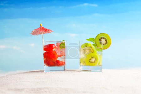 Téléchargez les photos : Cocktails sur la plage de sable fin. Concept de vacances d'été - en image libre de droit
