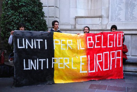 Foto de ITALIA, Padua: Un flash mob lleva una serie de carteles ilustrados en Padua, Italia el 23 de marzo de 2016 como muestra de solidaridad con las víctimas de los ataques terroristas en Bruselas, Bélgica el día anterior. - Imagen libre de derechos