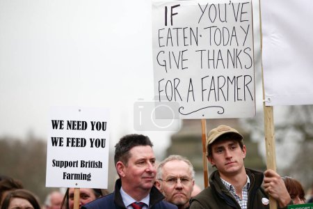 Téléchargez les photos : ANGLETERRE, Londres : Des manifestants brandissent des pancartes lors d'un rassemblement d'agriculteurs à Londres, le 23 mars 2016 - en image libre de droit