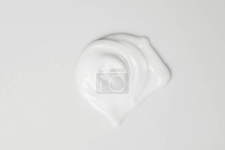 Foto de Salpicadura de crema blanca aislada sobre fondo blanco - Imagen libre de derechos