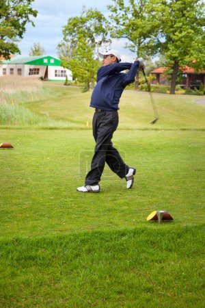 Téléchargez les photos : Homme sur le terrain de golf - en image libre de droit