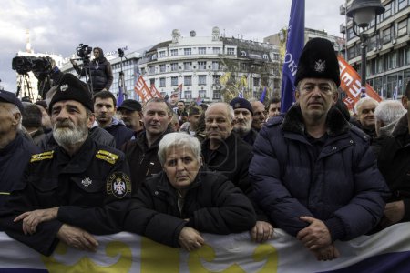 Foto de SERBIA, Belgrado: Manifestantes nacionalistas participan en una manifestación contra el gobierno, en protesta por la decisión del TPIY de Radovan Karadzic el 24 de marzo de 2016 - Imagen libre de derechos