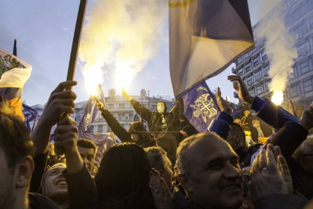 Foto de SERBIA, Belgrado: Manifestantes nacionalistas participan en una manifestación contra el gobierno, en protesta por la decisión del TPIY de Radovan Karadzic el 24 de marzo de 2016 - Imagen libre de derechos