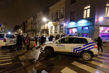 Téléchargez les photos : BELGIQUE, Bruxelles : Un cordon de police est vu devant la gare de Bruxelles-Central alors que des centaines de personnes ont été évacuées le 22 mars 2016 à la suite des attaques qui ont frappé la capitale belge. - en image libre de droit