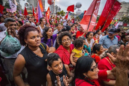 Foto de BRASIL, Sao Paulo: Miembros del Movimiento de Trabajadores Sin Tierra (MTST) participan en una manifestación en Sao Paulo, Brasil el 24 de marzo de 2016. - Imagen libre de derechos