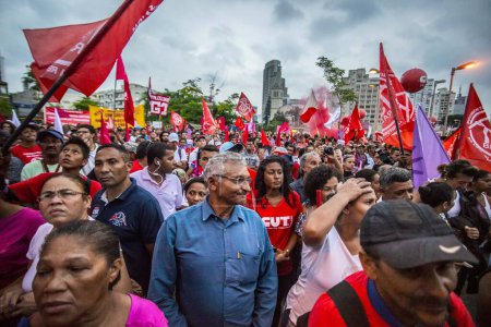 Téléchargez les photos : BRÉSIL, Sao Paulo : Des membres du Mouvement des travailleurs sans terre (MTST) participent à une manifestation à Sao Paulo, au Brésil, le 24 mars 2016. - en image libre de droit