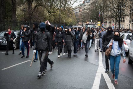 Foto de FRANCIA, París: Los policías están junto a una estación de policía dañada, el 25 de marzo de 2016 - Imagen libre de derechos