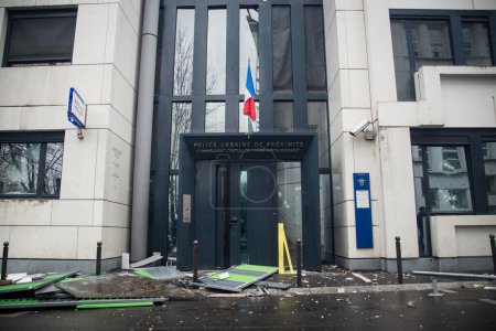 Foto de FRANCIA, París: Los policías están junto a una estación de policía dañada, el 25 de marzo de 2016 - Imagen libre de derechos