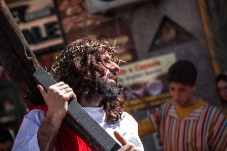 Téléchargez les photos : PROACDI, ITALIE - 25 MARS 2016 - Chaque année, la procession des Misteri est célébrée lors du Vendredi saint de Pâques à Procida, en Italie. Les insulaires parcourent les rues avec des "Misteries" élaborées et lourdes représentant des scènes de la Bible
. - en image libre de droit