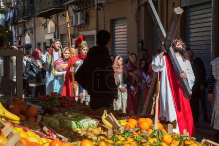 Téléchargez les photos : PROACDI, ITALIE - 25 MARS 2016 - Chaque année, la procession des Misteri est célébrée lors du Vendredi saint de Pâques à Procida, en Italie. Les insulaires parcourent les rues avec des "Misteries" élaborées et lourdes représentant des scènes de la Bible
. - en image libre de droit