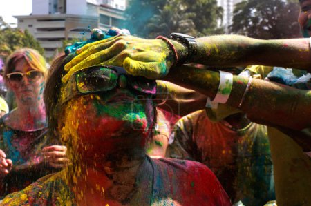 Téléchargez les photos : MALAISIE, Kuala Lumpur : Les fêtards dansent et pulvérisent de la poudre colorée lors du festival Holi à Kuala Lumpur le 26 mars 2016 - en image libre de droit