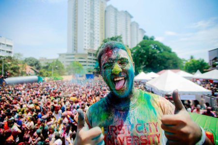 Téléchargez les photos : MALAISIE, Kuala Lumpur : Les fêtards dansent et pulvérisent de la poudre colorée lors du festival Holi à Kuala Lumpur le 26 mars 2016 - en image libre de droit