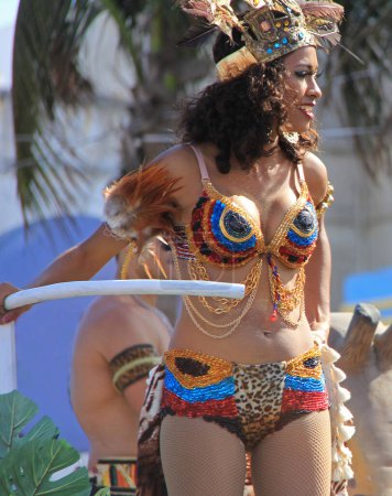 Téléchargez les photos : Jour prise de vue de défilé carnaval incroyable" - en image libre de droit