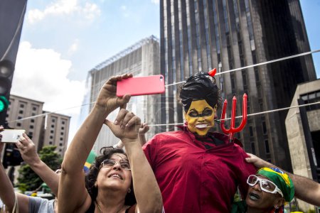 Téléchargez les photos : Brésil, Curitiba - 26 mars 2016 : Manifestants devant la Cour fédérale à Curitiba, Brésil le. Traditionnellement samedi avant Pâques, les catholiques battaient les effigies de Judas l'apôtre - en image libre de droit