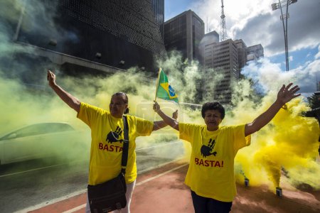 Foto de Brasil, Curitiba - 26 de marzo de 2016: Manifestantes frente a la Corte Federal en Curitiba, Brasil. Tradicionalmente el sábado antes de Pascua, los católicos vencieron a las efigies de Judas el apóstol - Imagen libre de derechos